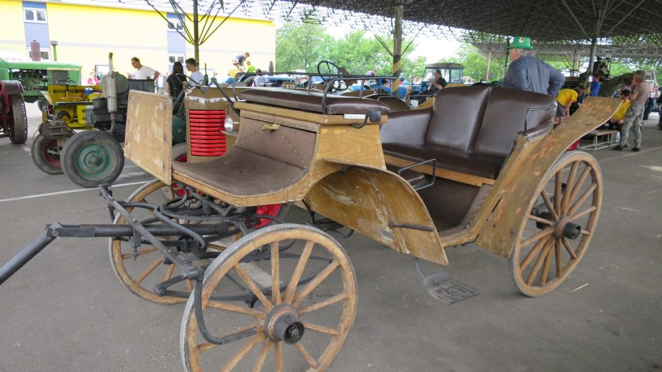 Traktory někdy vozí návštěvníky v historických kočárech