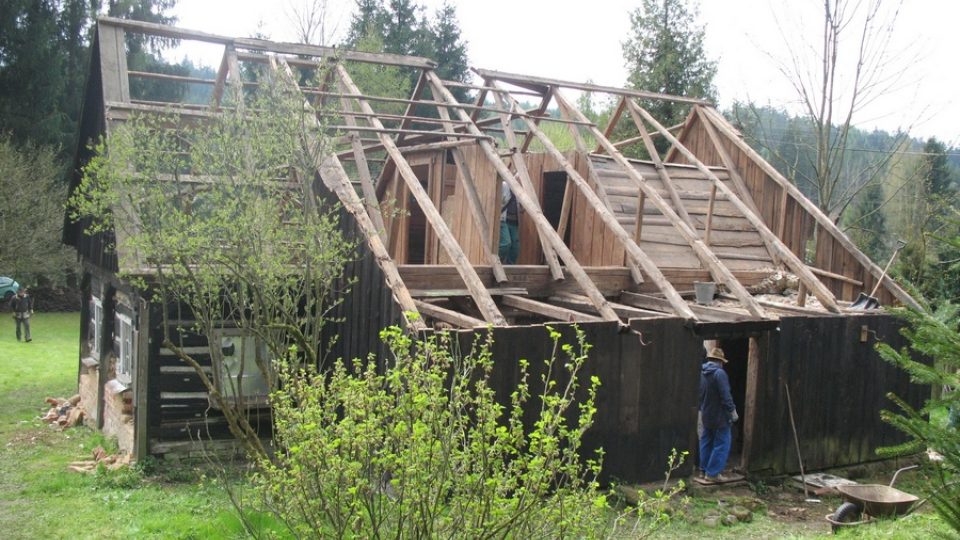 Nadšenci z osady Kopec stěhují 200 let starý podstávkový dům na jiné místo