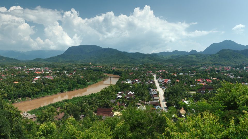 Město Luang Prabang na severu Laosu leží v nadmořské výšce 700 metrů nad mořem