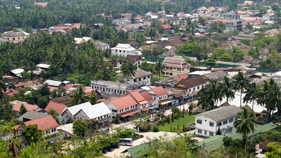 Luang Prabang leží v nadmořské výšce 700 metrů nad mořem, na levém břehu Mekongu, u jeho soutoku s řekou Nam Khan