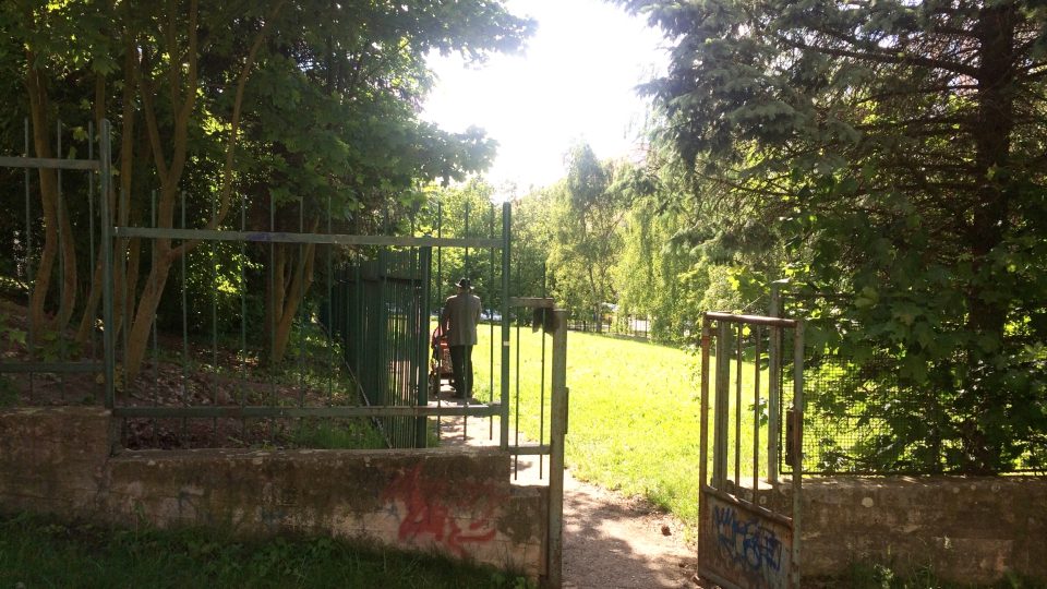 Místy chybějící plot zakladatelům komunitní zahrady nevadí. Spoléhají, že místní zahradu ohlídají před vandaly lidé