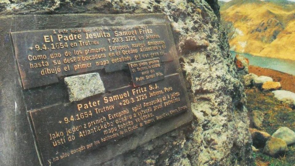 Deska u pramene Amazonky. Na desce kámen z Trutnova, na desce v Trutnově naopak | foto: Archiv Jindřicha Janečka Deska u pramene Amazonky. Na desce kámen z Trutnova, na desce v Trutnově naopak