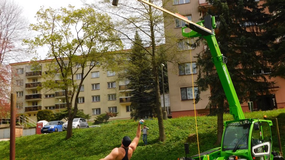 Vladislav Tuláček při překonávání českého rekordu v hodu skotským závažím jednoruč. Jeho rekord má hodnotu 536 cm