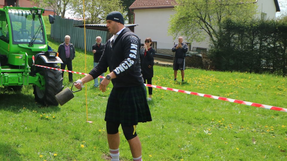 Vladislav Tuláček při překonávání českého rekordu v hodu skotským závažím jednoruč