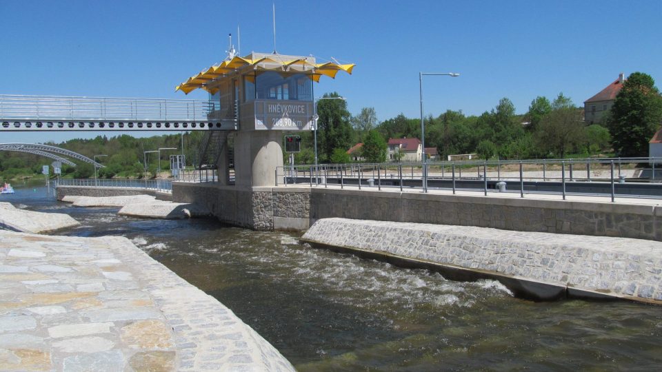 Hněvkovická plavební komora s unikátním průplavem pro ryby i sportovní lodě.jpg