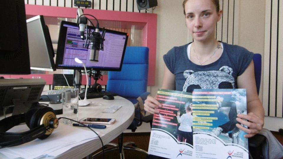 Kateřina Zavázalová a Dětská sportovní akademie ve studiu Českého rozhlasu Hradec Králové