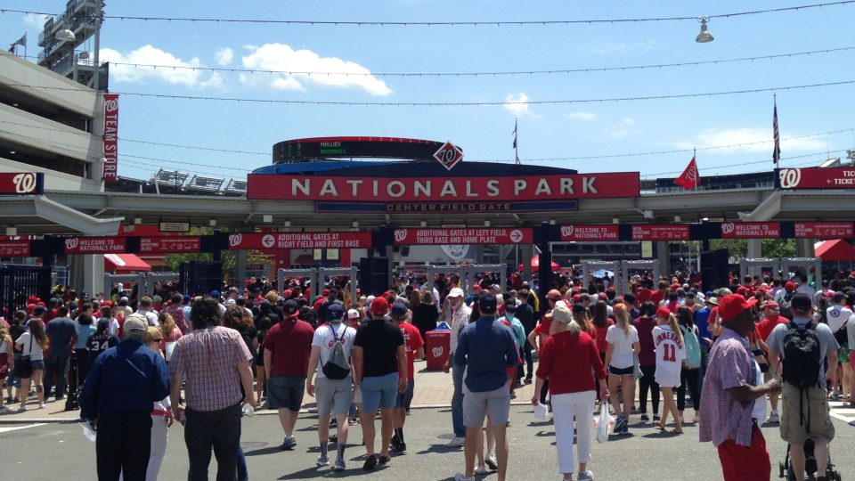 Hemžení před baseballovým stadionem Nationals Park ve Washingtonu