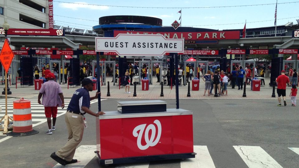 Hemžení před baseballovým stadionem Nationals Park ve Washingtonu