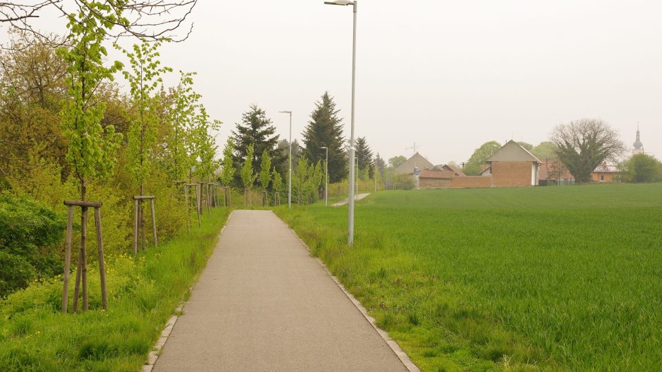 Přímo podél kaple vede cyklostezka z Nezamyslic do Těšic