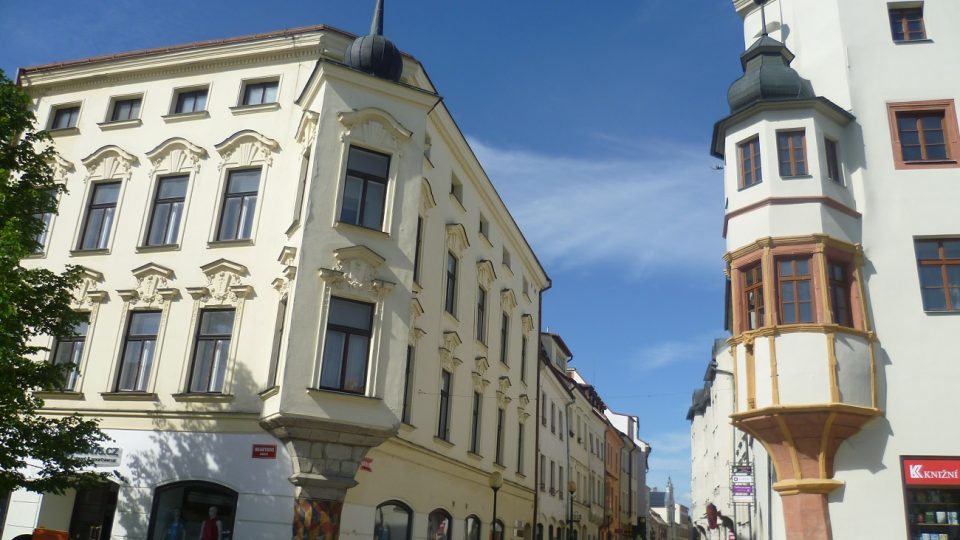 V těchto dvou domech přespal Ferdinand I. s manželkou. Mezi okny byla na tu jednu noc lávka