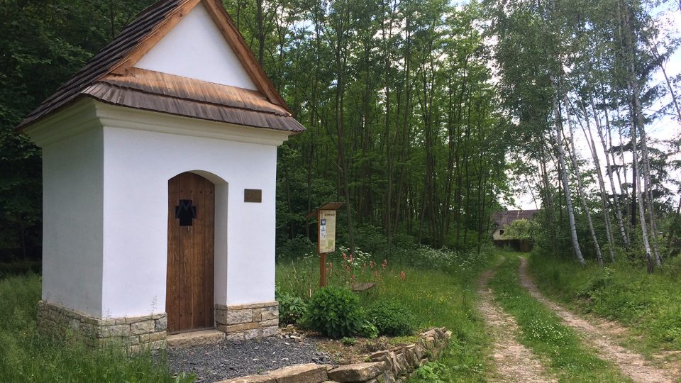 Killerova kaple v osadě Vysoký les je jednou ze tří obnovených kapliček v Sebranicích