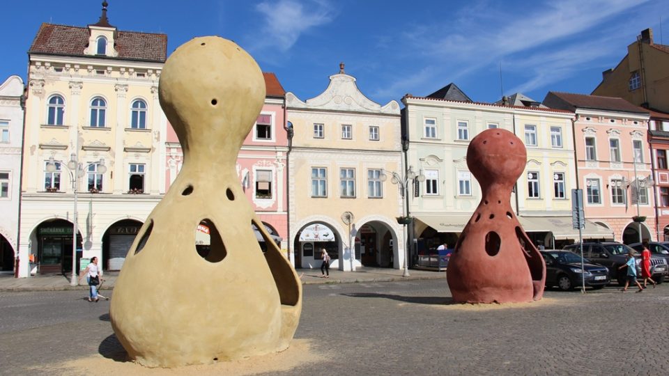 Velké sochy se opět objevily v centru Českých Budějovic. Už podesáté se koná přehlídka Umění ve městě. Na snímku Člověče, nezlob se! Michala Trpáka na náměstí Přemysla Otakara II.