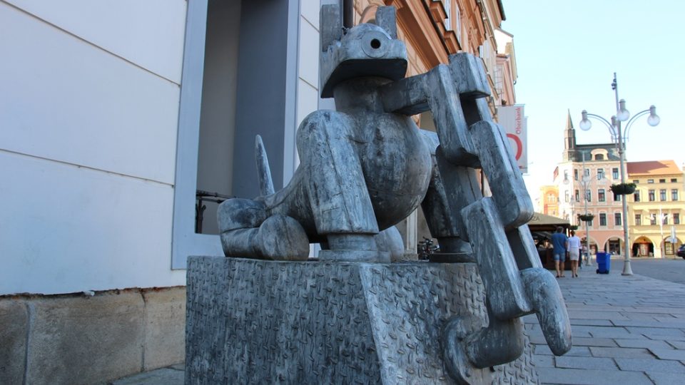 Velké sochy se opět objevily v centru Českých Budějovic. Už podesáté se koná přehlídka Umění ve městě. Na snímku Pes Zdeňka Ruffera na náměstí Přemysla Otakara II.