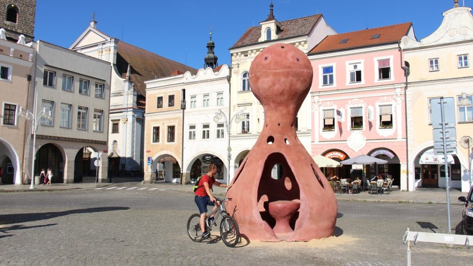 Velké sochy se opět objevily v centru Českých Budějovic. Už podesáté se koná přehlídka Umění ve městě. Na snímku Člověče, nezlob se! Michala Trpáka na náměstí Přemysla Otakara II.