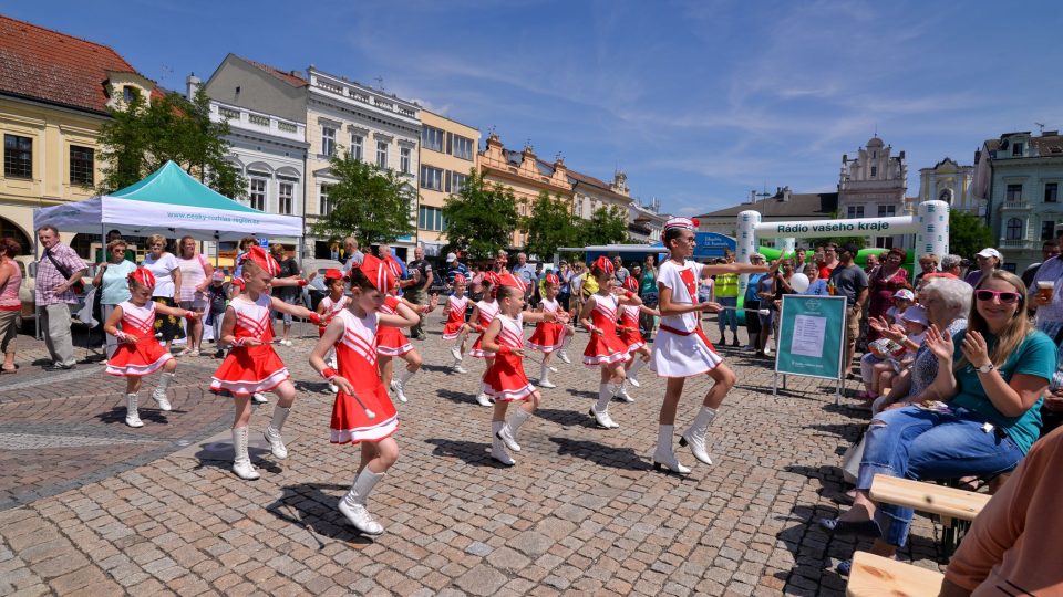 Celé odpoledne zahájila kolínská skupina mažoretek Srdíčko