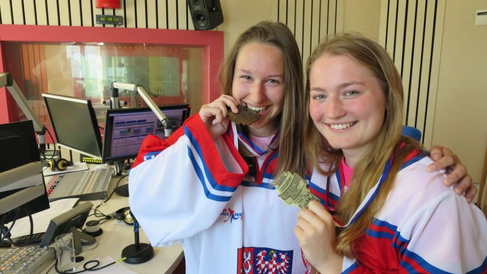 Mistryně světa v hokejbale, Lucie Rejlová a Kateřina Teplá, ve studiu Českého rozhlasu Hradec Králové