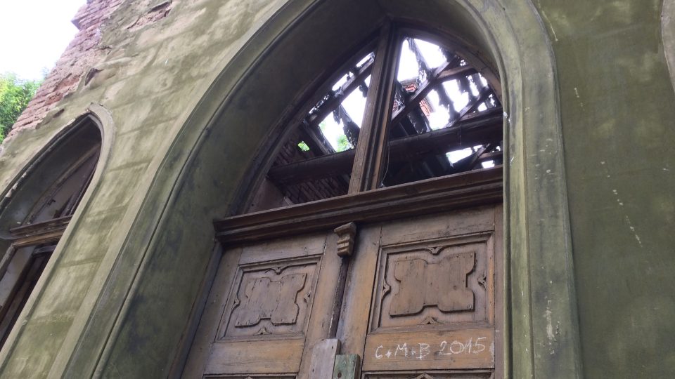 Hřbitovní kaple v Krásném Březně chátrá. Nejvíc potřebuje opravu střechy