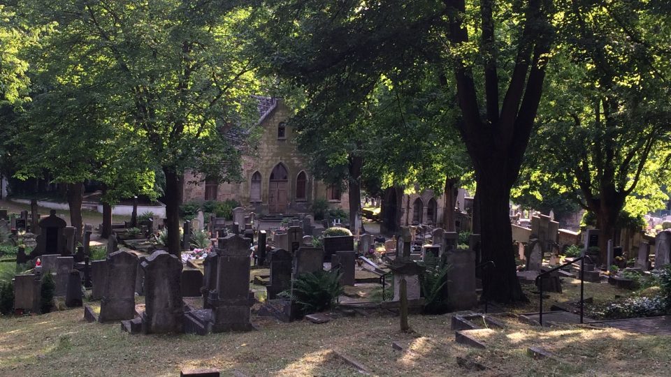 Zchátralá kaple je dominantou krásnobřezenského hřbitova