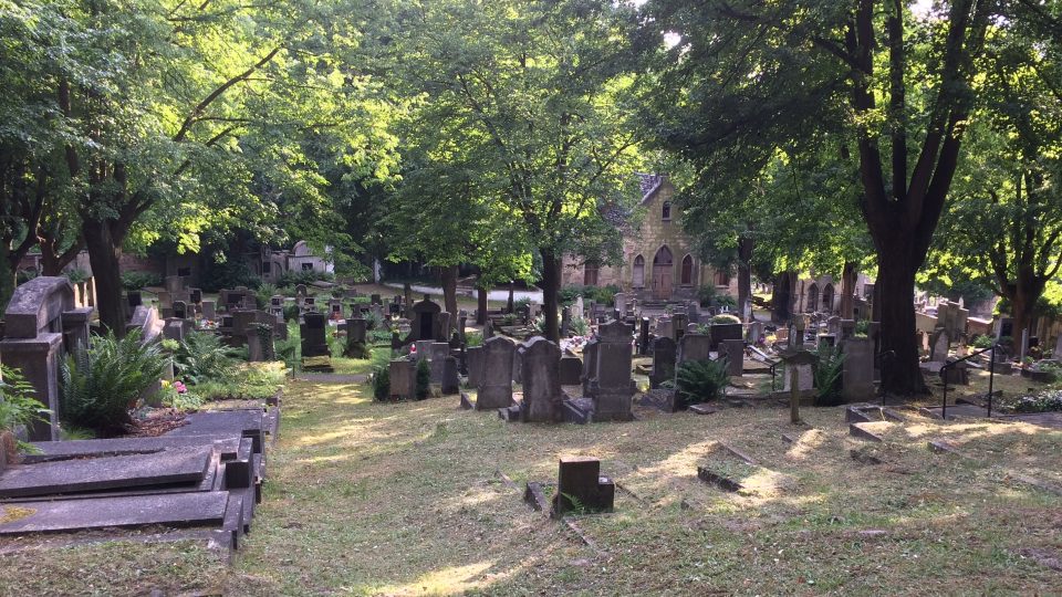 Zchátralá kaple je dominantou krásnobřezenského hřbitova