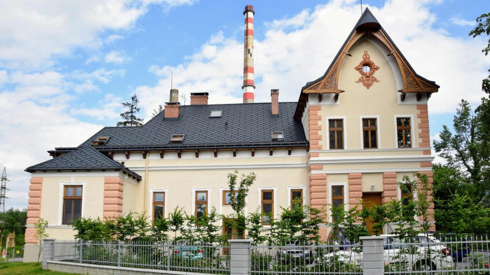 Opravená vila v Kopřivnici stojí mezi sídlištěm a areálem automobilky Tatra