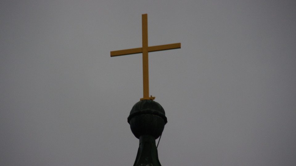 I když zvonice vznikla jako stavba civilní, nedávno na báň věžičky přibyl i nový kříž