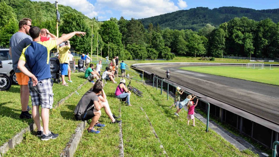 Zkušební jízdy sledovalo asi 50 diváků