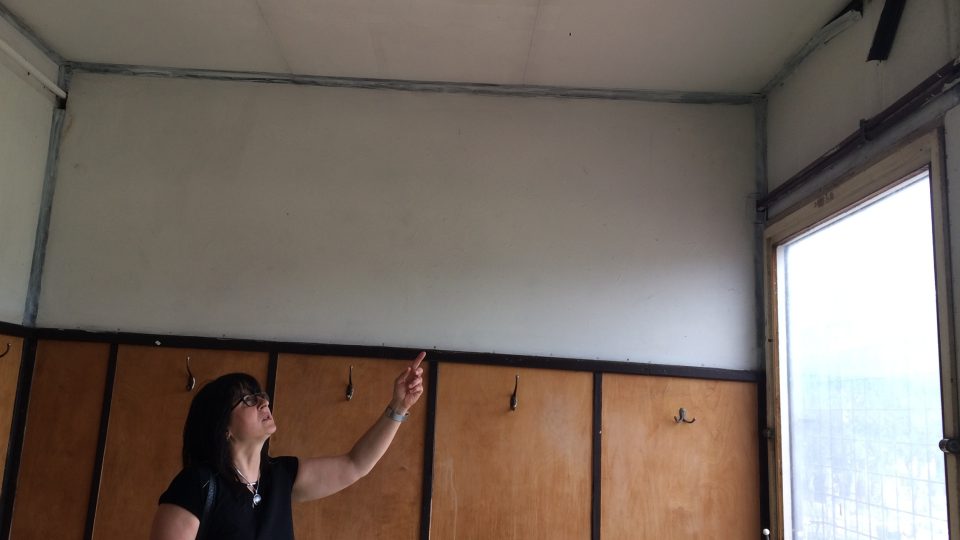 Praskající stěny, stropy i podlahy jsou podle neštěmické starostky Yvety Tomkové z hnutí Vaše Ústí nebezpečné. Uvolňuje se azbest