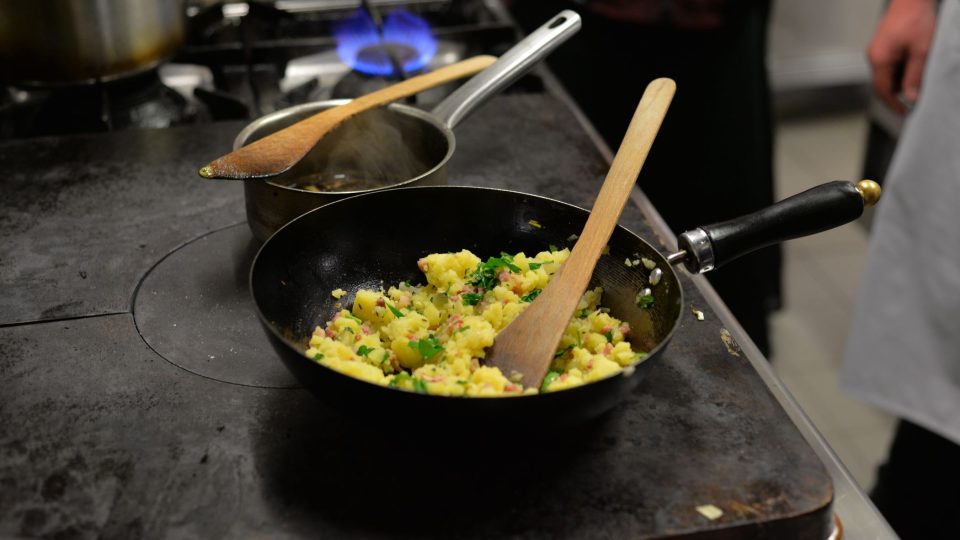 Přidáme najemno nakrájenou cibuli, nasekaný česnek a nakrájené uvařené brambory. Promícháme, dochutíme solí a pepřem a rozšťoucháme