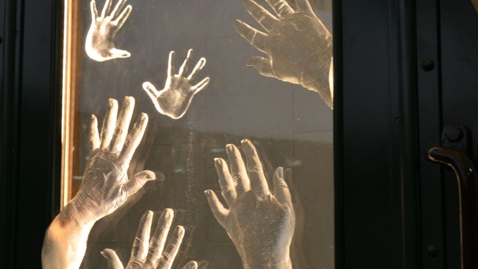 Vzpomínka, jak rodiče i děti tiskli ruce na sklo, je pro pamětníky prý nejsilnější