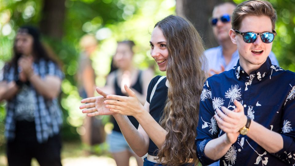Lidi na zakončení pořadu Startér: stagei Radia Wavena festivalu United Islands of Prague Lidi na zakončení pořadu Startér: stagei Radia Wavena festivalu United Islands of Prague