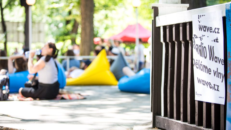 Lidi na zakončení pořadu Startér: stagei Radia Wavena festivalu United Islands of Prague Lidi na zakončení pořadu Startér: stagei Radia Wavena festivalu United Islands of Prague