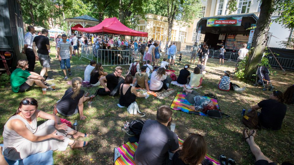 Lidi na zakončení pořadu Startér: stagei Radia Wavena festivalu United Islands of Prague