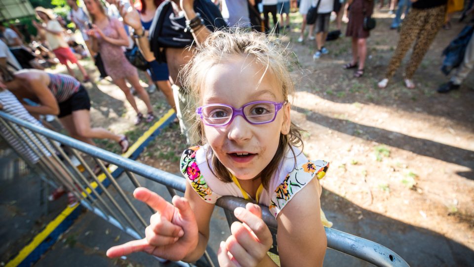 Lidi na zakončení pořadu Startér: stagei Radia Wavena festivalu United Islands of Prague Lidi na zakončení pořadu Startér: stagei Radia Wavena festivalu United Islands of Prague