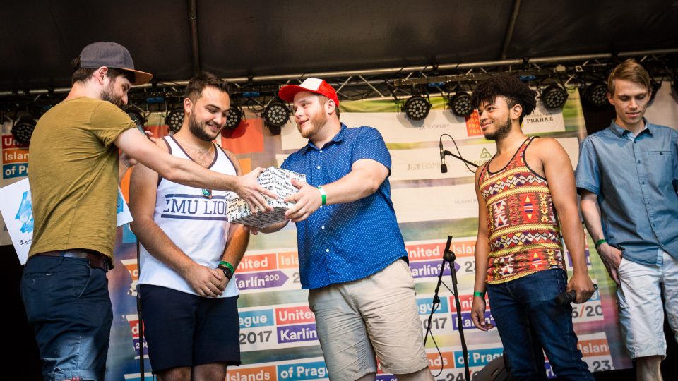 Jonáš Zbořil předává cenu vítězům pořadu Startér v roce 2017, kapele Silver Springs | foto: Jiří Šeda Jonáš Zbořil předává cenu vítězům pořadu Startér v roce 2017, kapele Silver Springs