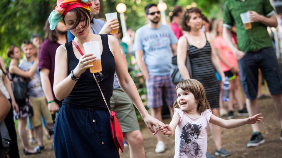 Lidi na zakončení pořadu Startér: stagei Radia Wavena festivalu United Islands of Prague Lidi na zakončení pořadu Startér: stagei Radia Wavena festivalu United Islands of Prague