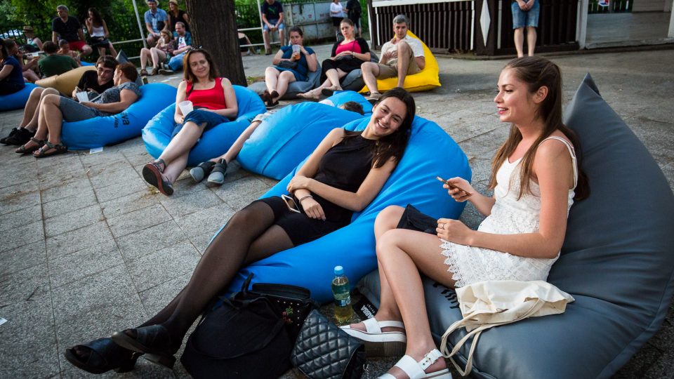 Lidi na zakončení pořadu Startér: stagei Radia Wavena festivalu United Islands of Prague