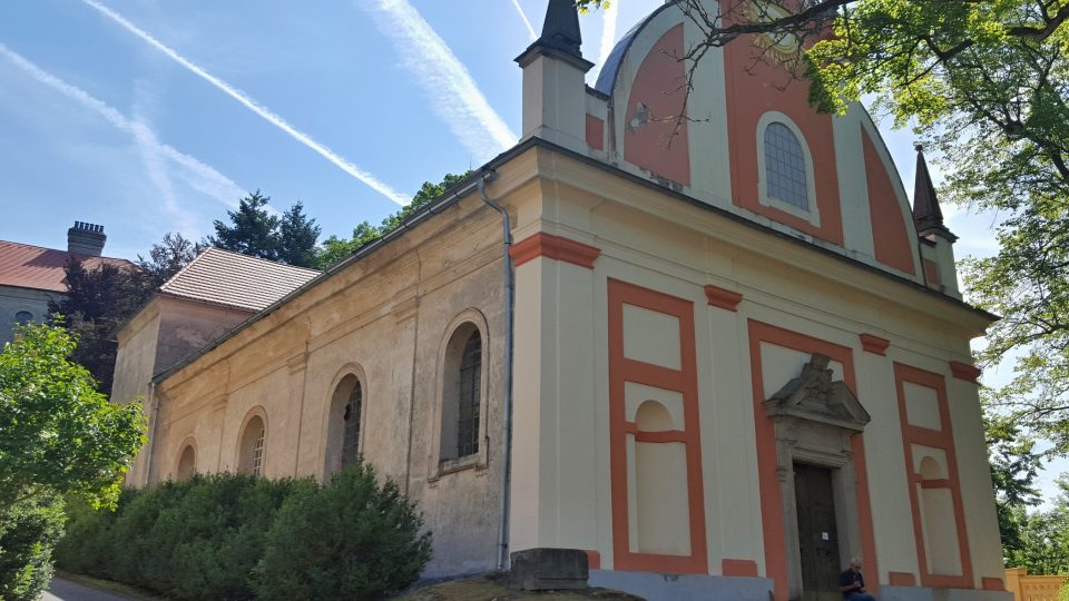 V Kostele Nanebevzetí Panny Marie na zámku Zelená Hora u Nepomuku je po 65letech znovu oltář