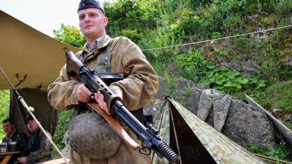 Jiří Kostelník s kopií unikátní výsadkářské pušky Fallschirmjägergewehr 42