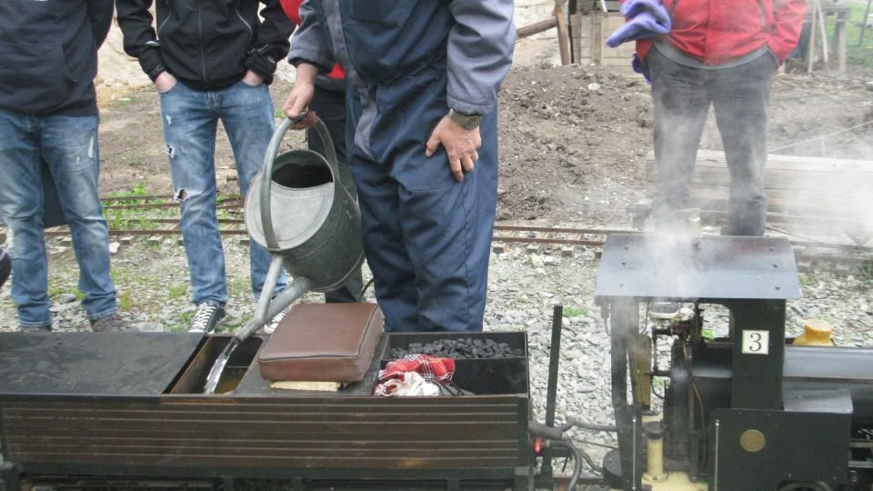 Lokomotiva váží 110 kilogramů, má jednu koňskou sílu a uveze až osm dospělých lidí