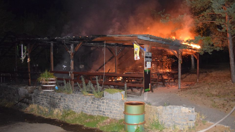 Noční požár restaurace na Příbramsku