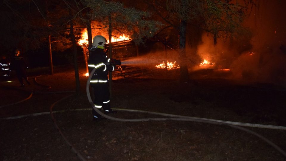 Noční požár restaurace na Příbramsku