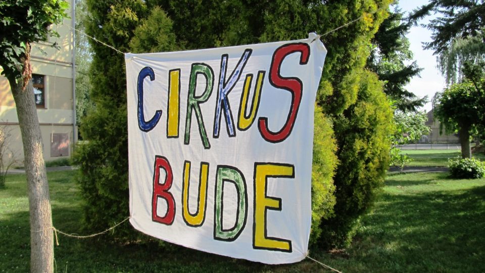 Do cirkusu láká banner umístěný před školou v Dymokurech