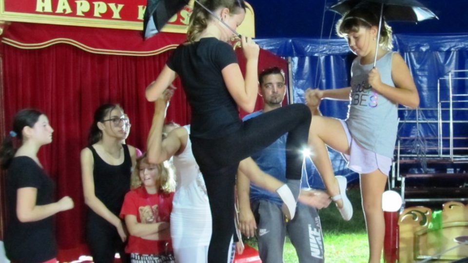 Děti trénují v cirkusové manéži