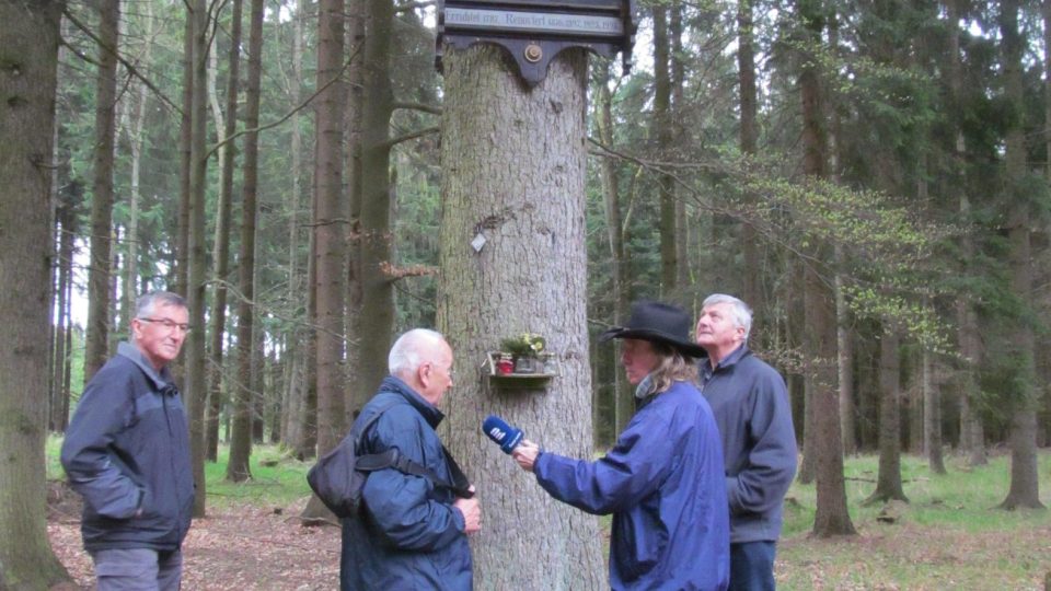 Monumentální modrý obraz na památku zabitého hajného