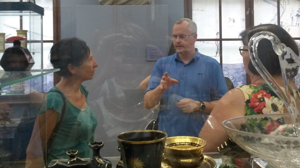 Lukáš Faktor (uprostřed) připravuje programy pro návštěvníky muzea a netradičním způsobem jim ukazuje expozice