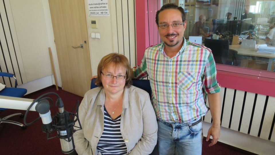Hana Heinzelová, vedoucí Správy CHKO Broumovsko, ve studiu Českého rozhlasu Hradec Králové spolu s Jakubem Schmidtem 