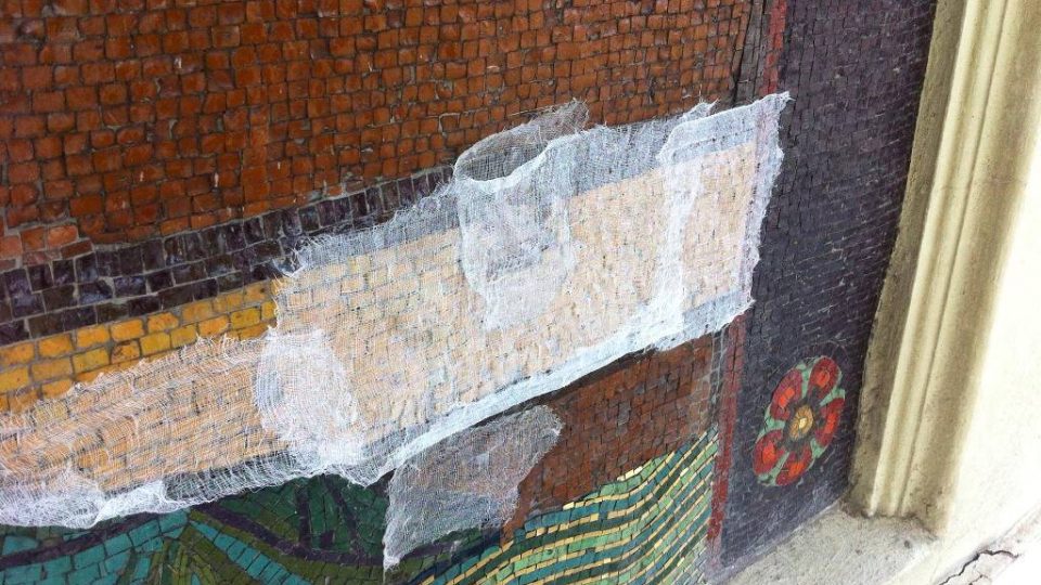 Rozměrná mozaika na průčelí kostela Panny Marie Růžencové v Českých Budějovicích je velmi cenná. Umělecké dílo teď renovují restaurátoři