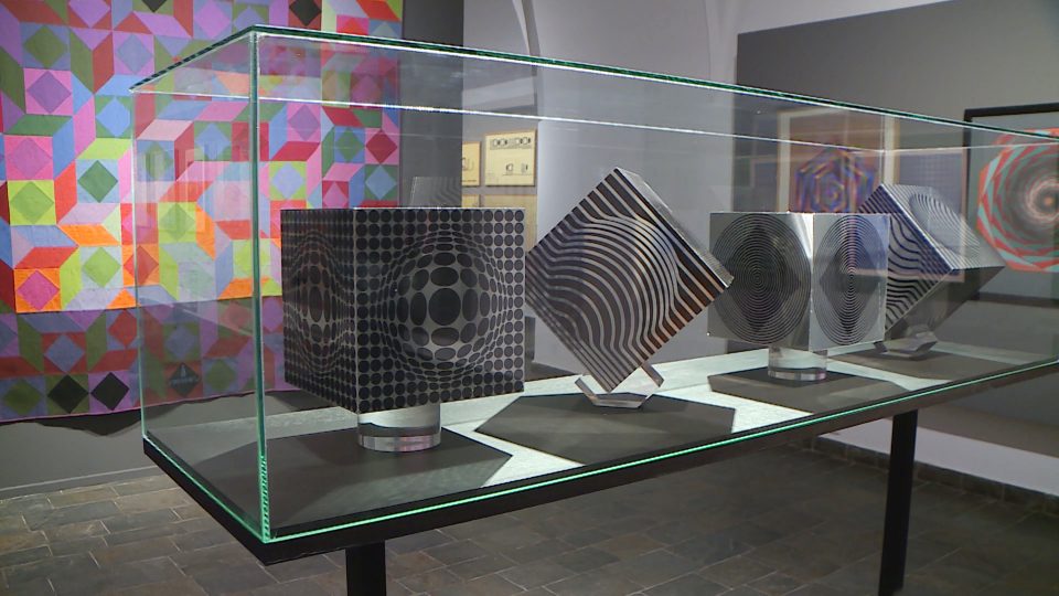 Optické umění Victora Vasarelyho vystavuje Alšova jihočeská galerie v Hluboké nad Vltavou