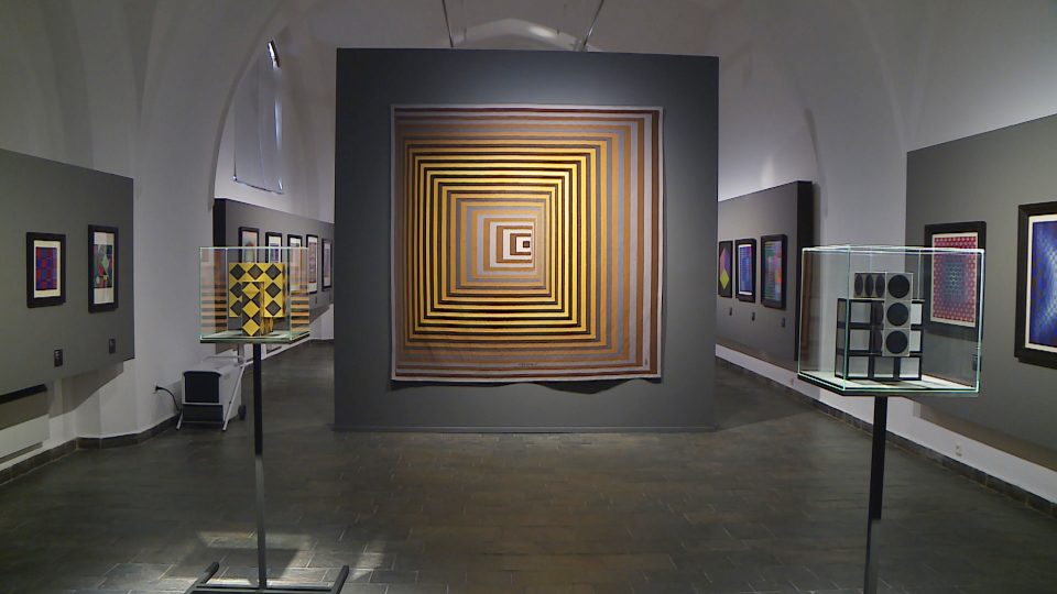 Optické umění Victora Vasarelyho vystavuje Alšova jihočeská galerie v Hluboké nad Vltavou