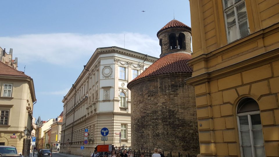 Rotunda Nalezení svatého Kříže stojí pár kroků od Národního divadla, v objetí obytných domů